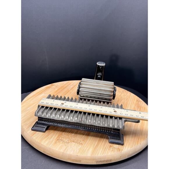 Antique 1880 Fluting Iron Laundry /Fluter/Crimper/Pleater Pressing Iron - Picture 10 of 16